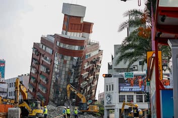 Terremoto Taiwan: decine sotto le macerie. In azione i soccorsi. FOTO