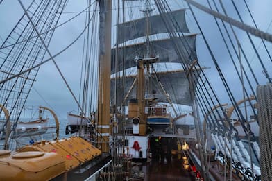 La nave Amerigo Vespucci doppia per la prima volta Capo Horn