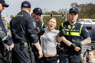 Olanda, Greta Thunberg fermata a una manifestazione all'Aja