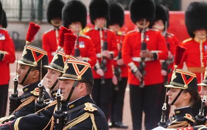 Buckingham Palace, soldati francesi partecipano al cambio guardia