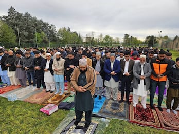 Fine Ramadan, la festa e la preghiera nel campo sportivo di Turbigo
