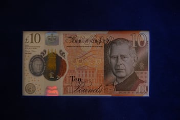 Re Carlo III, le banconote con la sua effigie svelate nel Regno Unito