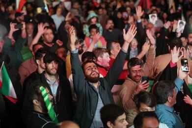 Attacco Iran a Israele, a Teheran festeggiamenti in strada. FOTO