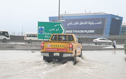 Piogge torrenziali a Dubai, la città allagata per il maltempo. VIDEO