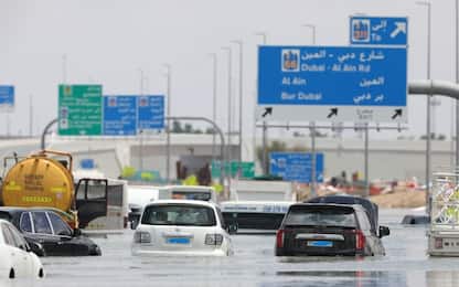 Alluvione a Dubai, la città nel caos per le piogge torrenziali. FOTO