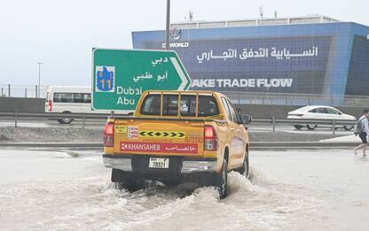 Dubai, alluvione e allagamenti dopo le piogge torrenziali