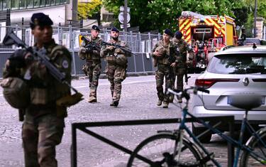 Parigi, minaccia di farsi esplodere al consolato d'Iran: arrestato