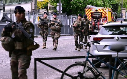 Parigi, minaccia di farsi esplodere al consolato d'Iran: arrestato