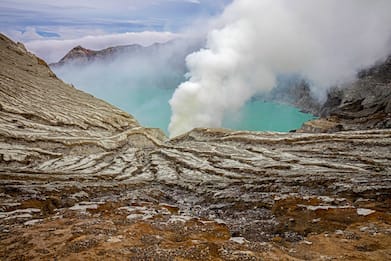 Indonesia, turista muore cadendo in un cratere mentre posa per una fot