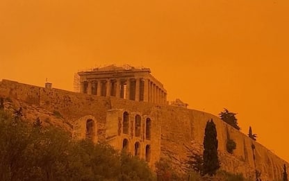 Grecia, il cielo diventa arancione per la sabbia del deserto. IL VIDEO