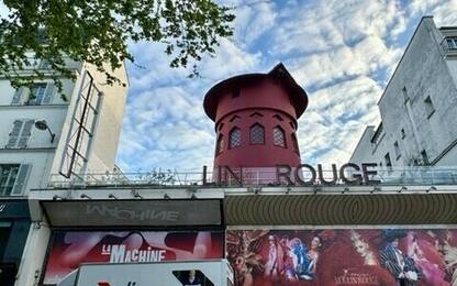A Parigi cadute le pale del Moulin Rouge, nessun ferito
