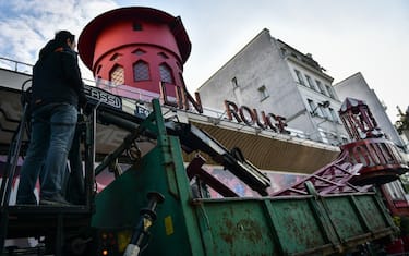 A Parigi cadute le pale del Moulin Rouge, nessun ferito