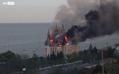 Ucraina, missili russi su Odessa: brucia castello "Harry Potter" VIDEO