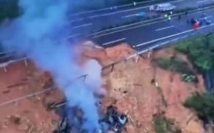 Cina, crolla una parte dell'autostrada nel sud: 19 morti