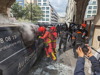 Primo Maggio, a Parigi sette poliziotti feriti da ordigno esplosivo