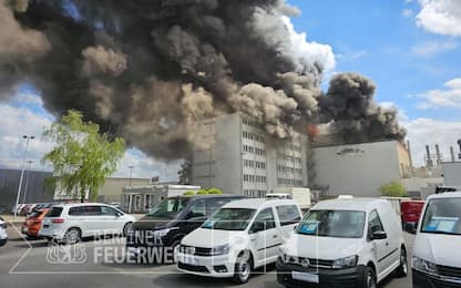 Berlino, incendio in una fabbrica: pericolo per nube tossica