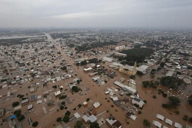 Brasile, 57 morti e 70 mila sfollati a Porto Alegre per inondazioni