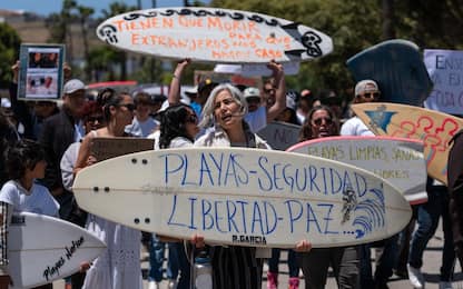 Messico, 3 surfisti uccisi e gettati in un pozzo in Bassa California