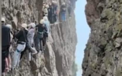 Cina, turisti bloccati per un'ora in fila su una parete a strapiombo