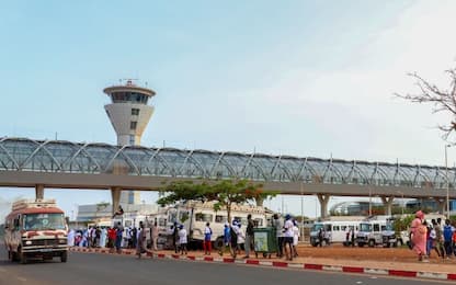 Senegal, incidente aereo a Dakar. Boeing va fuori pista: 11 feriti