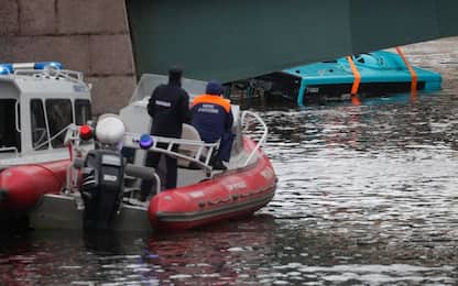 Russia, bus precipita nel fiume a San Pietroburgo: tre morti. IL VIDEO