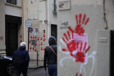 Parigi, dipinte mani rosse sul muro del Memoriale della Shoah