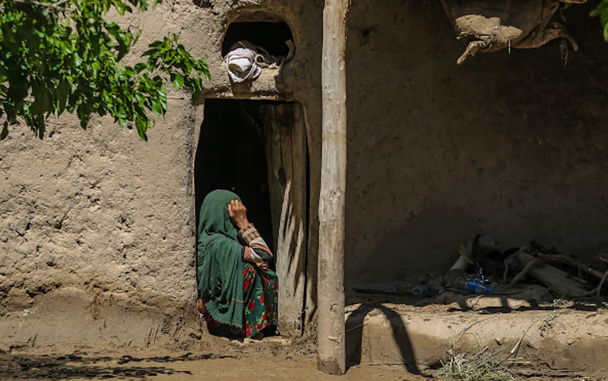 Una donna nella sua casa a Baghlan, in Afghanistan