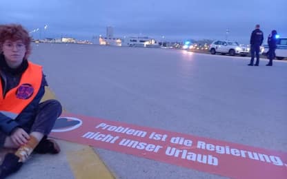 Germania, attivisti per il clima bloccano l'aeroporto di Monaco