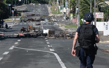 Nuova Caledonia, rivolta contro la Francia: auto e negozi in fiamme