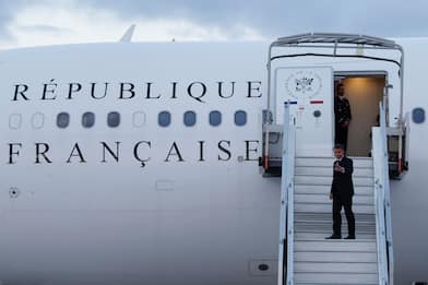 Macron vola in Nuova Caledonia dopo le rivolte
