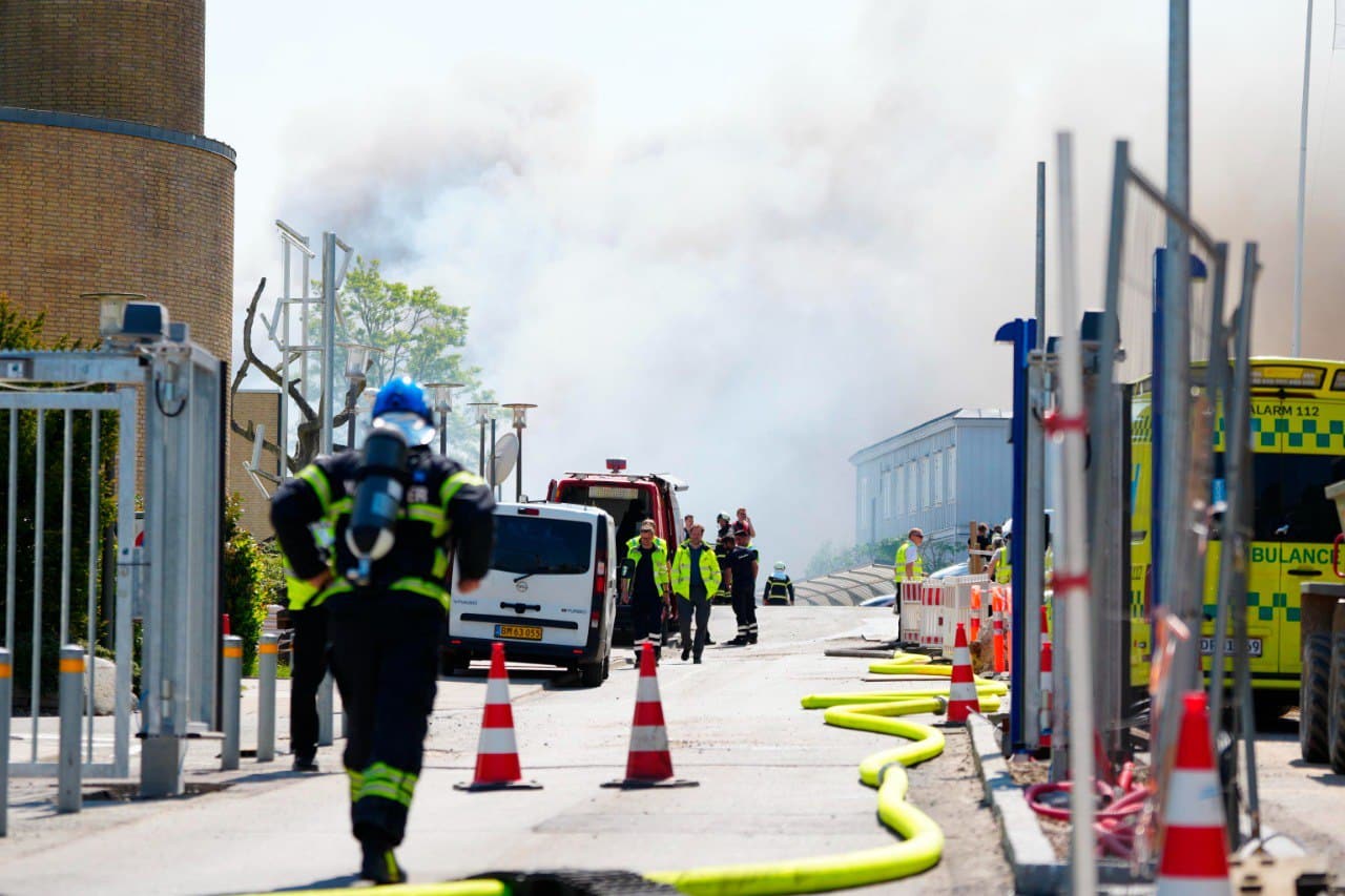 I pompieri in azione nella sede di Novo Nordisk, data alle fiamme