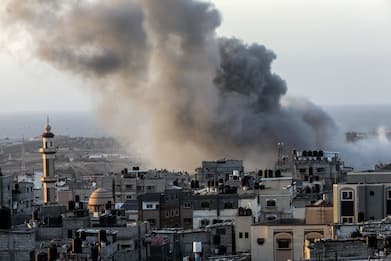 Israele Hamas, raid su centro di Gaza: 16 morti di cui 10 bimbi. LIVE