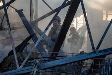 Guerra Ucraina, raid su megastore a Kharkiv: almeno 14 morti. LIVE