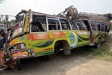 Pakistan, esplode lo penumatico di un pullman: almeno 29 i morti