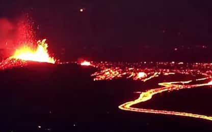 Islanda, l'eruzione di un vulcano colora il cielo di arancione. VIDEO