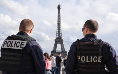 Parigi, 5 bare sotto alla torre Eiffel: sospetti sulla Russia