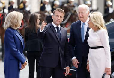 Biden all'Eliseo da Macron: "Tutta l'Europa è minacciata dalla Russia"