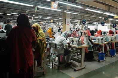 Lavoro minorile, le storie delle bambine nelle fabbriche in Bangladesh