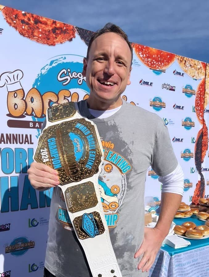 Joey Chestnut indossa la cintura di una gara di abbuffate (fonte: account X Joey Chestnut)