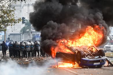 Approvate le riforme Milei: proteste e scontri a Buenos Aires