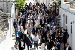 Una delegazione del G7 accolta ad Alberobello da una folla di persone