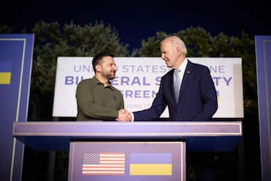 Ucraina, al G7 accordo Biden - Zelensky sulla sicurezza. LIVE