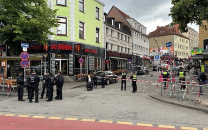 Amburgo, allarme prima della partita: polizia spara a uomo con ascia