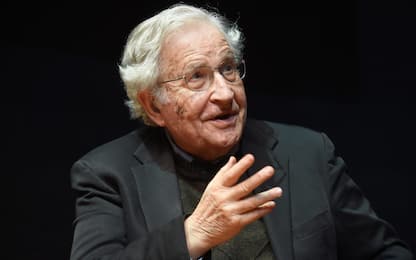 Noam Chomsky, la moglie smentisce notizia della morte 