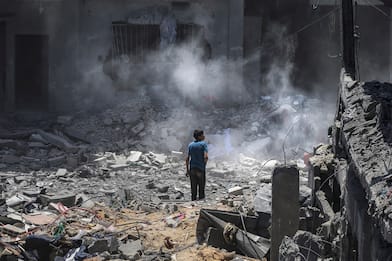 Israele-Hamas, si combatte nella Striscia Gaza, migliaia sfollati LIVE