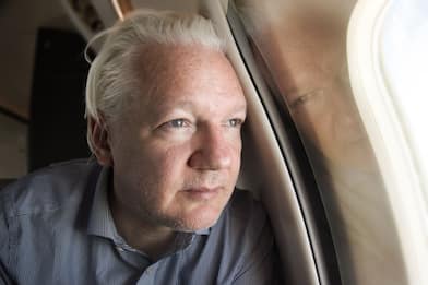 Julian Assange ha patteggiato negli Usa, è in volo per l'Australia