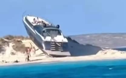 Formentera, yacht di lusso si arena su un isolotto di Espalmador
