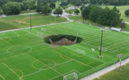 Usa, una voragine si apre in un campo da calcio in Illinois