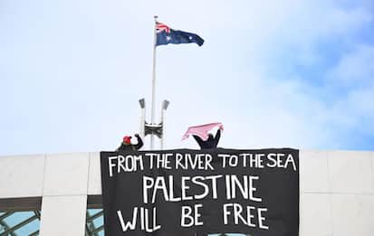 Striscioni pro-Palestina sulla facciata del Parlamento australiano
