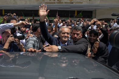 Elezioni Iran, il riformista Massoud Pezeshkian è il nuovo presidente